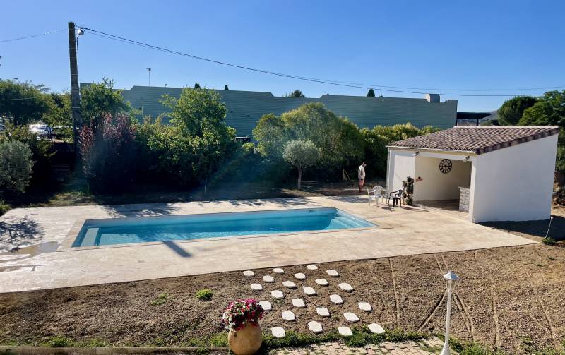 terrasse en travertin avec piscine coque et cuisine d'été pool house proche de Cabriès